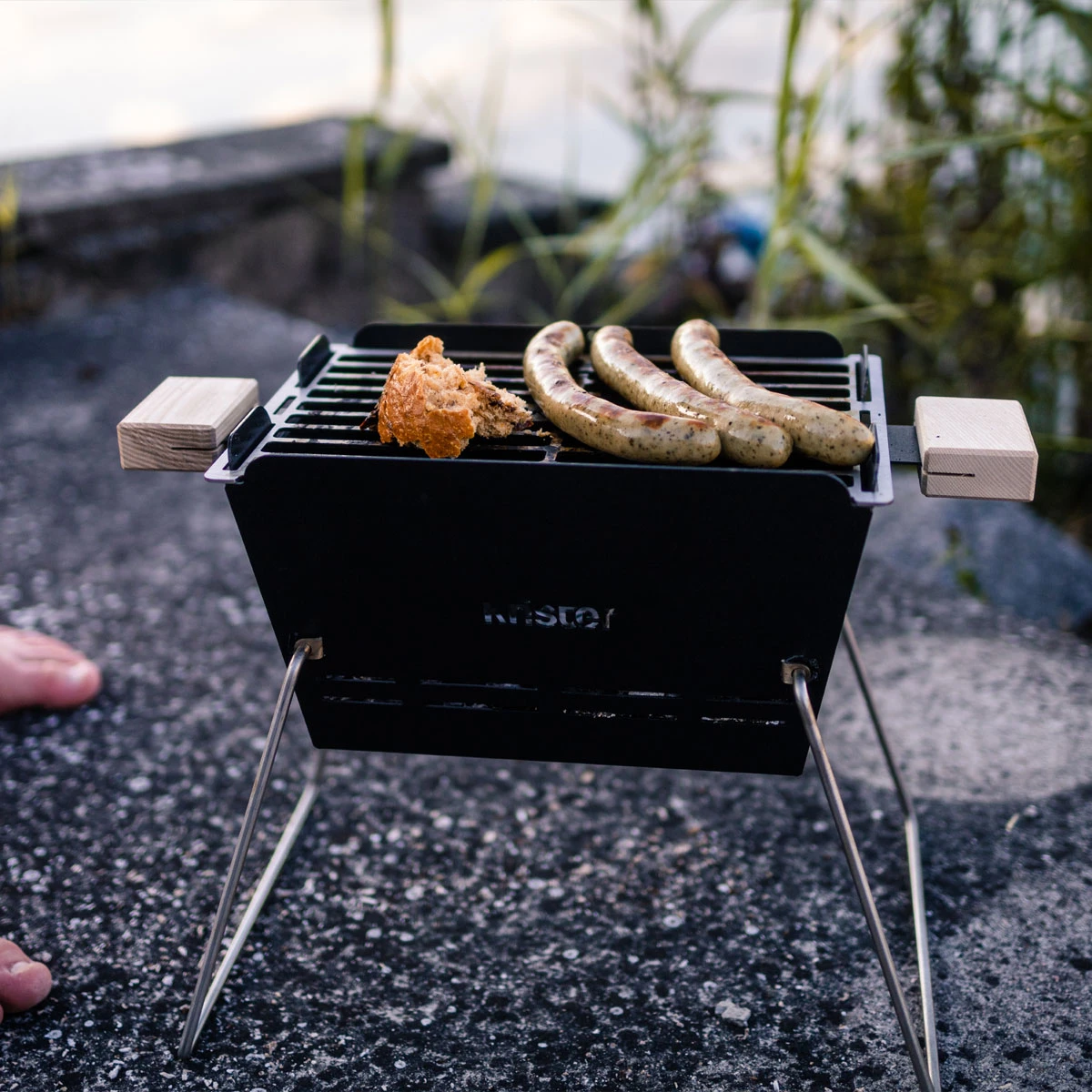 Knister Grill Small – Tragbarer Holzkohlegrill 1 Knister Grill Small – Tragbarer Holzkohlegrill