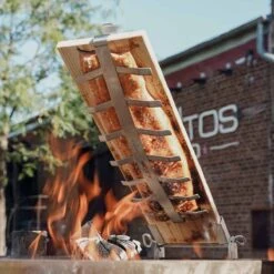 SANTOS Flammlachshalter Aus Edelstahl Inkl. Flammlachsbrett Aus Zedernholz -Santos Verkäufe santos flammlachshalter aus edelstahl inkl flammlachsbrett aus zedernholz 29ec5c14e9e7872428f1e0260462c838