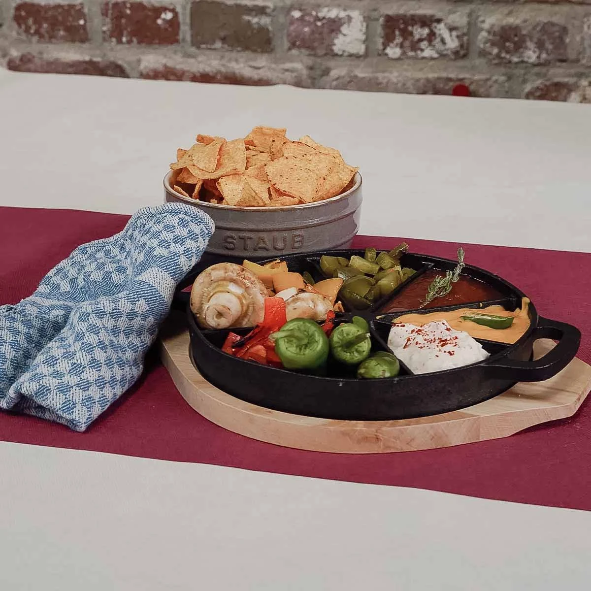 SANTOS Wedge Pan Mit Holz-Serviertablett Ø 21,5cm - Höhe: 3 Cm Gusseisen 8 SANTOS Wedge Pan Mit Holz-Serviertablett Ø 21,5cm - Höhe: 3 Cm Gusseisen – Bild 8