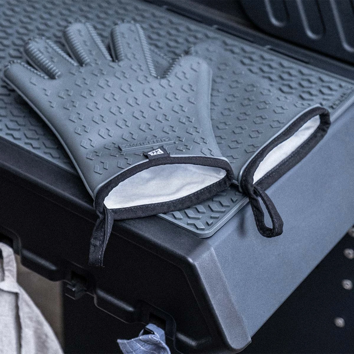 ZWILLING BBQ+ Silikon Grillhandschuhe 2-tlg, Anthrazit 4 ZWILLING BBQ+ Silikon Grillhandschuhe 2-tlg, Anthrazit – Bild 4