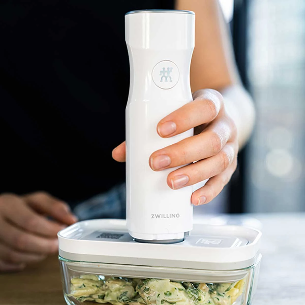 ZWILLING FRESH & SAVE Vakuumpumpe Mit Ladekappe, Weiß 6 ZWILLING FRESH & SAVE Vakuumpumpe Mit Ladekappe, Weiß – Bild 6
